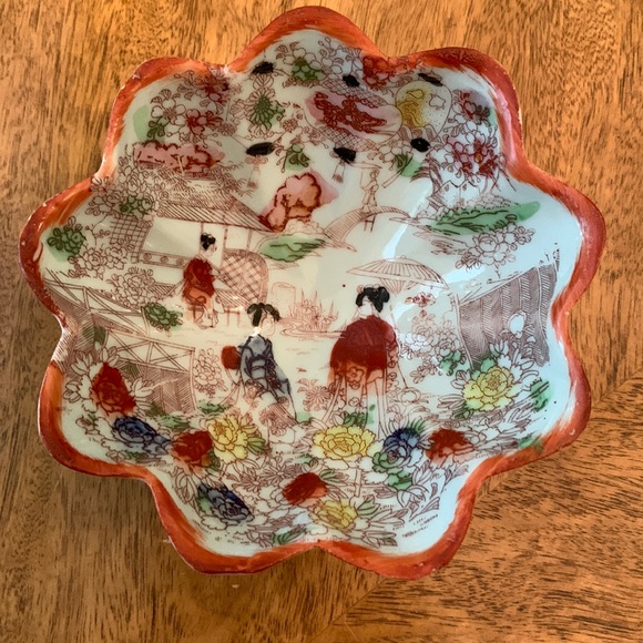 Vintage beautiful Japanese dish. - Picture 1 of 6